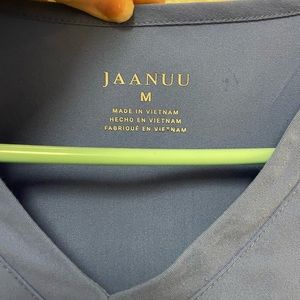 Jaanuu Women’s 3-pocket V-neck top